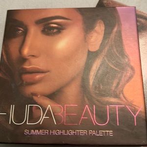 HUDA beauty limited edition cream/powder highlight palette